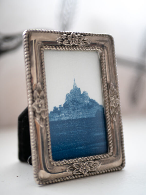 Cyanotype dans son mini-cadre en métal argenté. La photo représente le Mont-Saint-Michel.