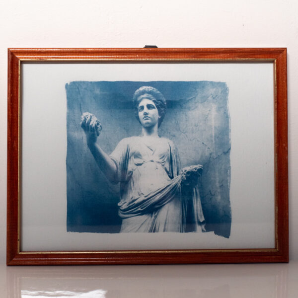 Cyanotype d'une statue du Louvre qui représente la déesse romaine Flore. Photo dans son cadre en bois camel avec liseré doré.