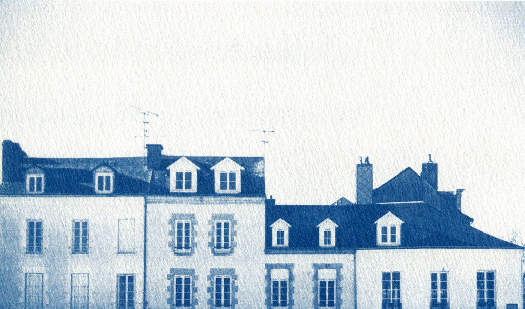 Cyanotype. Ligne des étages de plusieurs vieilles grandes maisons qui bordent la place du marché.